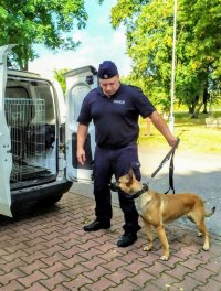 pies Odesa wraz z policjantem