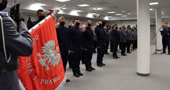 nowo przyjęci policjanci podczas ślubowania na sztandar