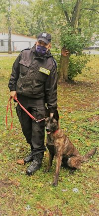 Policjant z psem służbowym