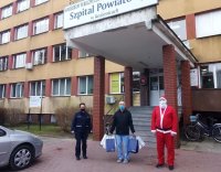 Mikołaj wraz z policjantką i ordynatorem przed Szpitalem Powiatowym w Kozienicach