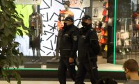 Umundurowani policjanci kontrolujący sklep
