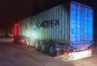 Samochód ciężarowy stojący nocą na parkingu