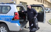 Policjantem wkładający foteli dziecięcy do radiowozu