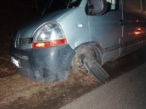 Uszkodzony renault master biorący udział w dwóch kolizjach