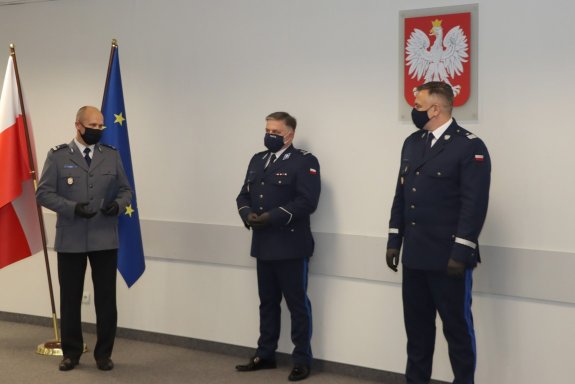 Trzech umundurowanych policjantów