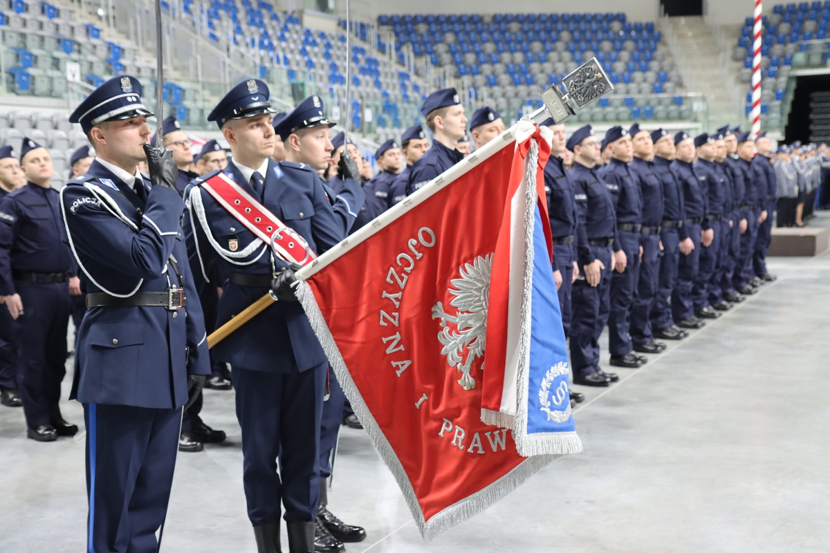 Uroczyste ślubowanie nowych policjantów w Radomskim Centrum Sportu