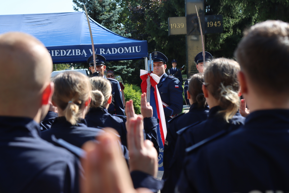 Nowi funkcjonariusze w szeregach mazowieckiej Policji - uroczyste ślubowanie w Radomiu