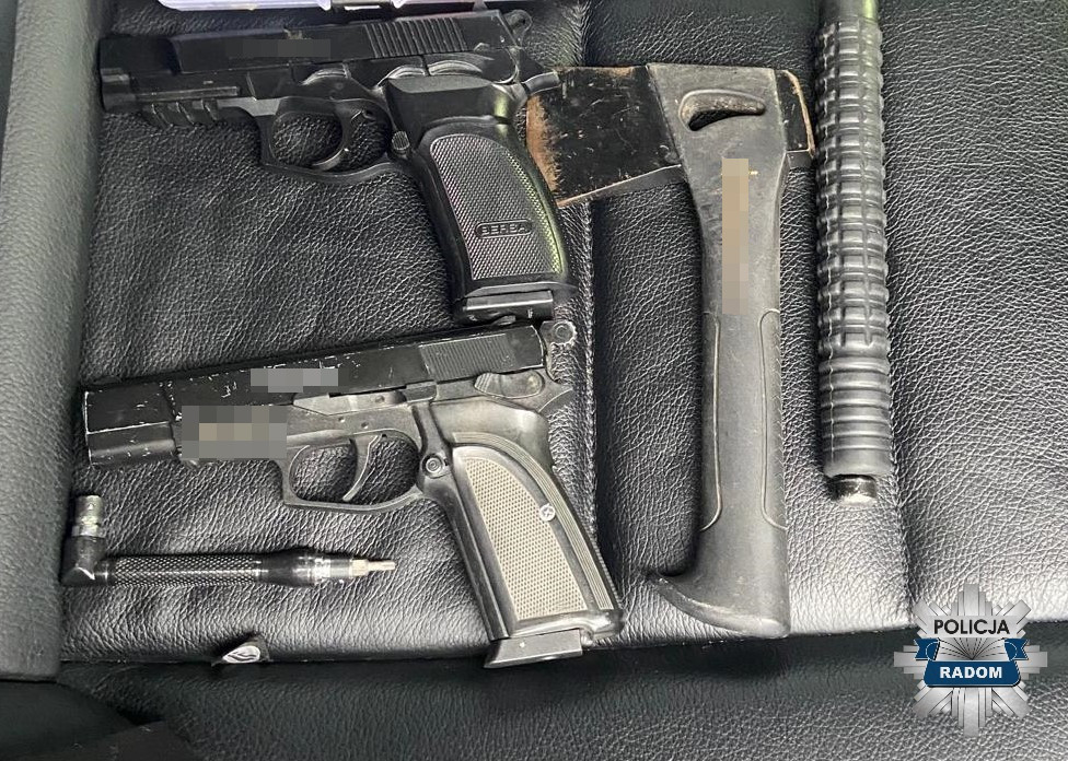 Strzelał w kierunku auta, ponieważ kierowca zatrzymał się przed skrzyżowaniem na czerwonym świetle