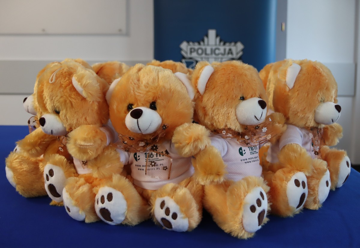 Kolejne 3 tysiące misiów z numerem telefonu zaufania przekazano mazowieckiej Policji