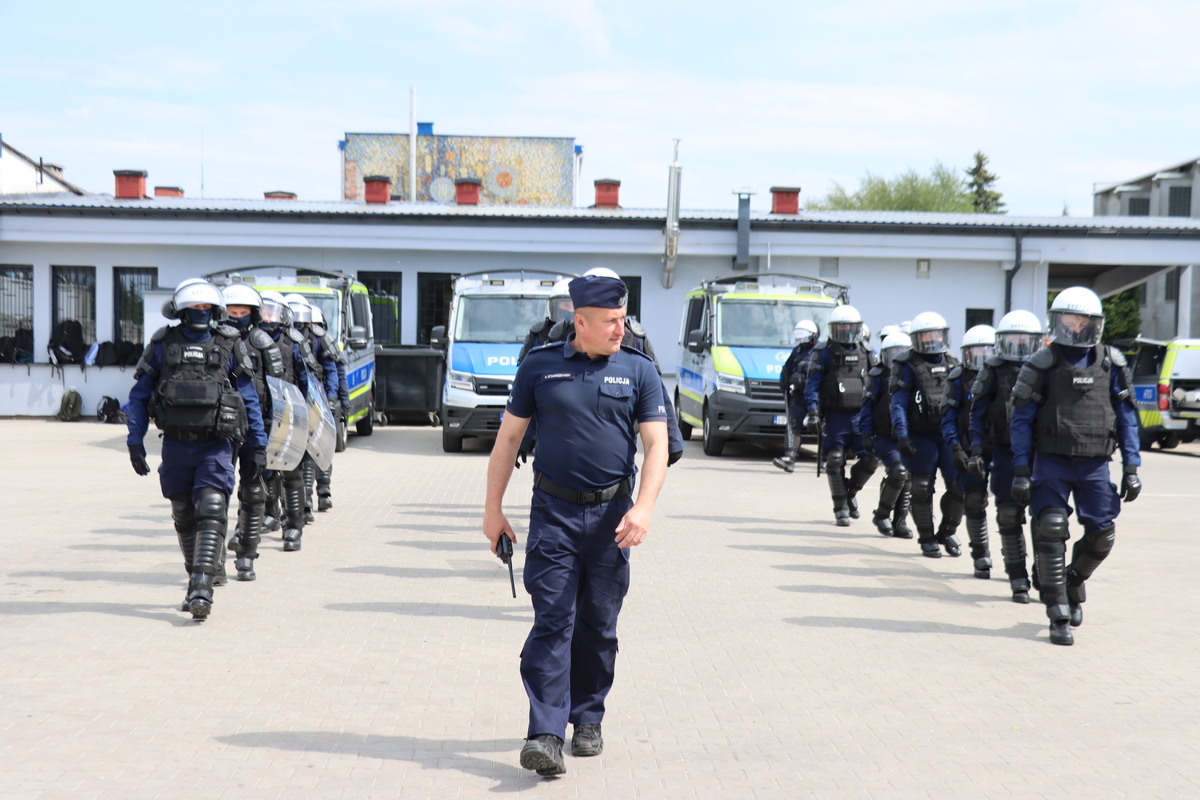 Mundurowa młodzież „od kuchni” poznała pracę policjantów. Wyjątkowe spotkanie z prewencją i kontrterrorystami z Radomia