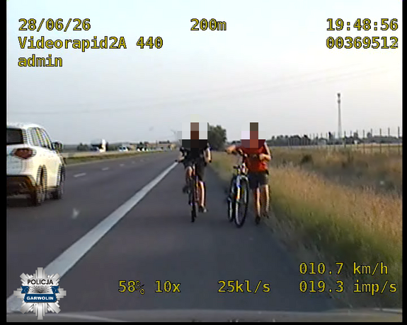 Rowerami pod prąd na drodze ekspresowej. Policjanci z Garwolina w porę przerwali ryzykowną wyprawę 8 i 9-latka