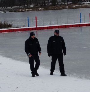 policjanci kontrolują dzikie lodowiska