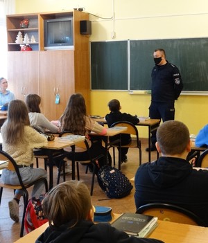 policjant prowadzi prelekcje w szkole podstawowej w Strykowicach Górnych na temat bezpiecznych ferii