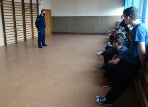 policjant prowadzi prelekcje w szkole podstawowej w Strykowicach Górnych na temat bezpiecznych ferii