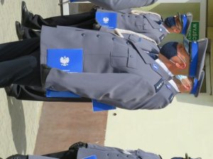policjant stojący w mundurze galowym