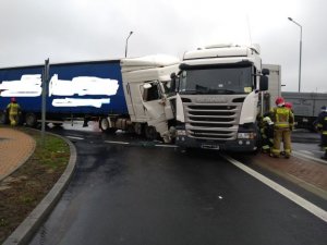 uszkodzone dwa samochody ciężarowe