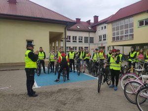 Pogadanka dzielnicowego z Łysych na temat bezpieczeństwa z uczniami przed rajdem rowerowym