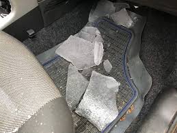 Zdjęcie poglądowe, wewnątrz auta na wycieraczce leżą bryły lodu