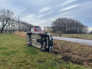 Na zdjęciu pojazd bmw leżący na prawym boku