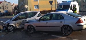 Na zdjęciu dwa rozbite pojazdy stoją na skrzyżowaniu ford i mercedes