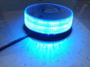 Sygnał policyjny świetlny kolor niebieski na dachu pojazdu