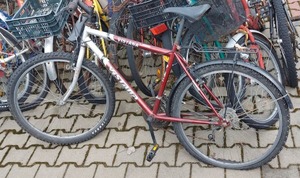 znaleziony  szaro czerwony rower