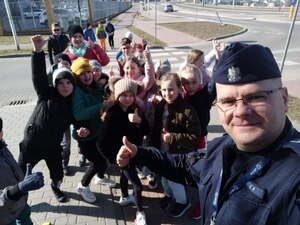 Umundurowany policjant na spotkaniu z dziećmi