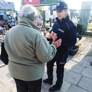 Policjantka rozmawia z mieszkanką na targowisku - zdjęcie poglądowe