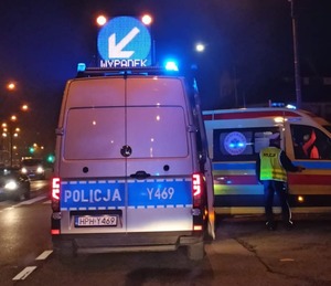 Radiowóz policyjny pracujący na miejscu wypadku drogowego, zdjęcie poglądowe