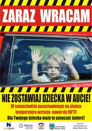 plakat, dziecko w tle i napis dot. nie pozostawiania dzieci w rozgrzanym samochodzie