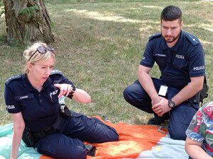 Policjanci rozmawiają z dziećmi na temat bezpieczeństwa podczas wakacji
