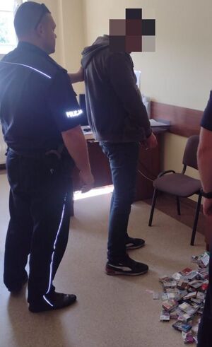 Policjant z podejrzewanym o kradzież z włamaniem