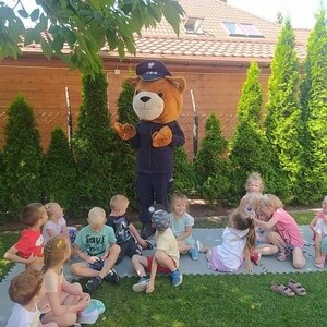 Policyjna maskotka prowadzi spotkanie z dziećmi