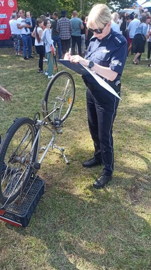 Policjantka znakuje rower