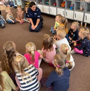 policjantka dzielnicowa prowadzi spotkanie profilaktyczne z dziećmi