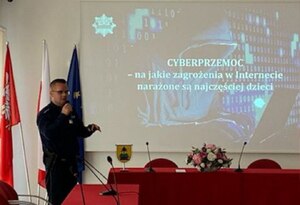 Prelegenci prowadzą konferencję poświęconą bezpieczeństwu dzieci i młodzieży w internecie