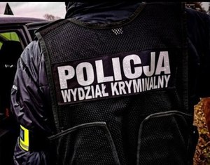 Policjant, na kamizelce napis: Policja  Wydział Kryminalny