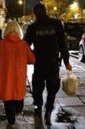Zdjęcie poglądowe - policjanci pomagają seniorce