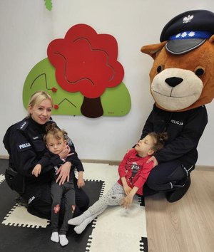 policjantka podczas spotkania profilaktycznego z dziećmi