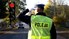policjant kieruje ruchem