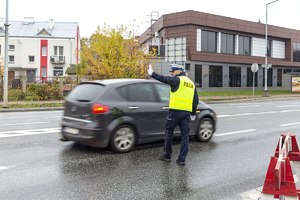 policjanci pomagają w zapewnieniu bezpieczeństwa