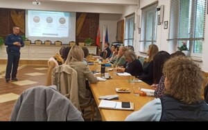 Prelegenci prowadzą konferencję poświęconą bezpieczeństwu dzieci i młodzieży w internecie