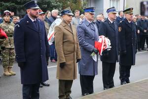 Składanie wiązanki przez służby mundurowe pod Pomnikiem Czwartaków