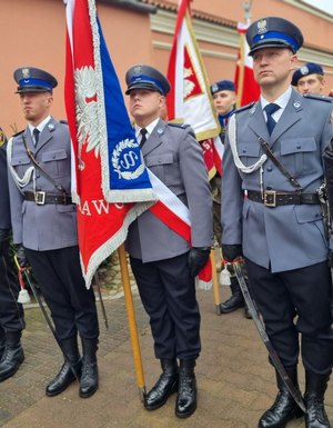 Składanie wiązanki przez służby mundurowe pod Pomnikiem Czwartaków