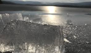 Na zdjęciu zamarznięte jezioro