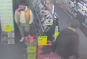 wizerunek podejrzewanych o kradzież mężczyz