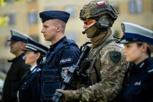 zdjęcie przedstawiające umundurowanych policjantów różnych komórek organizacyjnych Policji