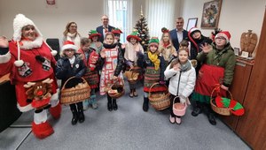 Dzieci ze szkoły odwiedzają gabinet KMP w Ostrołęce