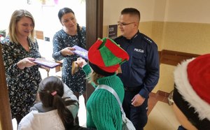 dzieci w siedzibie ostrołęckich policjantów w ramach akcji piernik za uśmiech