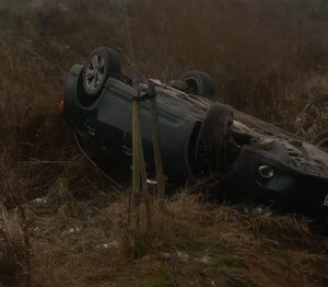 Samochód leżący na dachu